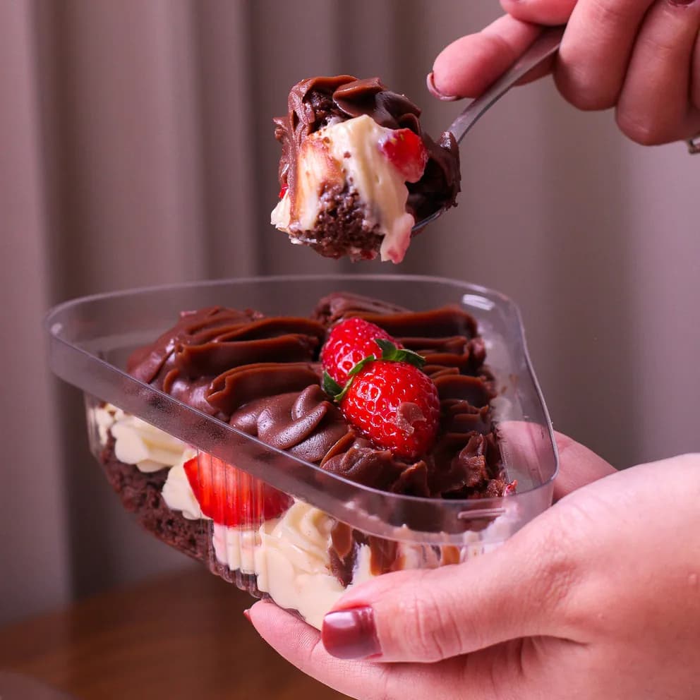 Fatia low carb: Brigadeiro, ninho e morangos